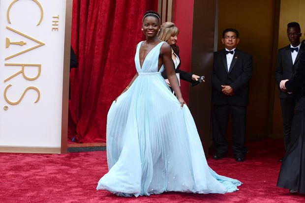 Lupita Nyongo Tonjolkan Kulit Gelap dalam Berpakaian