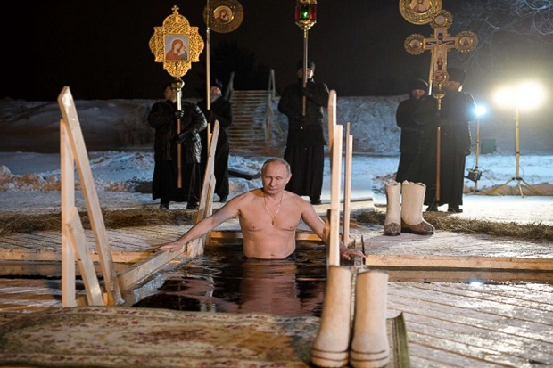 Peringati Pembaptisan Yesus, Putin Ceburkan Diri ke Danau Es