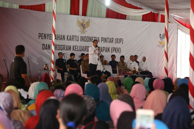Serahkan Bantuan PKH, Jokowi: Jangan untuk Beli Rokok dan Pulsa!