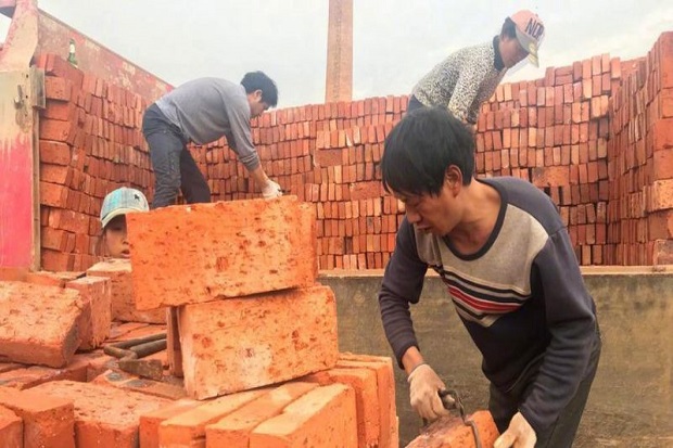 Tak Sanggup Menggaji, Pabrik China Bayar Buruh dengan Batu Bata
