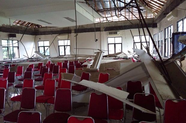 Dampak Gempa Lebak, Plafon Aula SMA CMBBS Pandeglang Runtuh