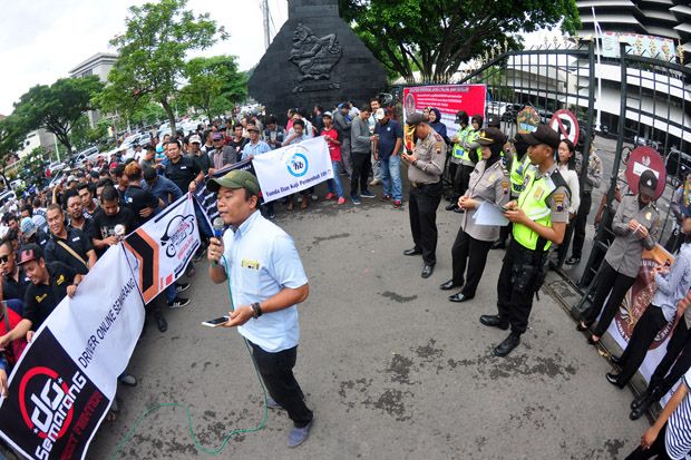 Ratusan Driver Online Demo di Kantor Gubernuran Jateng