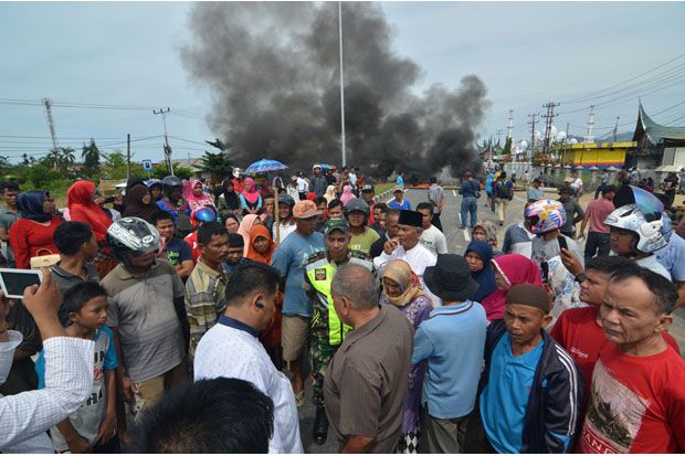 Sertifikat Diblokir, Ribuan Warga Blokade Jalan By Pass Padang