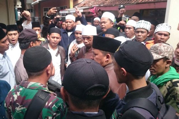 Pelaku Penganiayaan KH Emon Umar Basyri Ikut Salat Subuh Berjamaah di Masjid