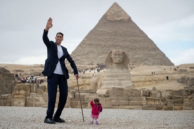 Pria Tertinggi dan Wanita Terpendek di Dunia Bertemu di Piramida Mesir