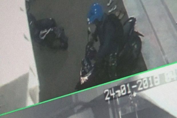 Terekam CCTV, Pria Berpakaian Loreng Curi Motor di Masjid