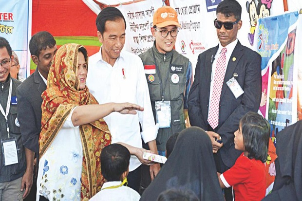 Kunjungi Kamp Pengungsi, Jokowi Dengarkan Cerita Ngeri Rohingya