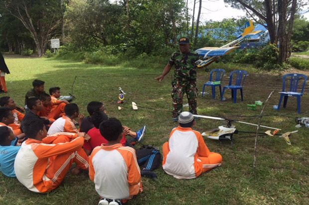 Keren! Prajurit TNI AU Ini Kenalkan Pesawat ke Murid SMP