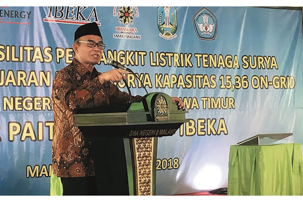 Mendikbud Resmikan PLTS SMA Pertama di Indonesia
