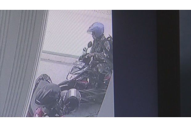 Lagi, Terekam CCTV Pria Berseragam Loreng Curi Motor