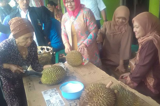 Ida Fauziyah Tampung Aspirasi Sambil Menikmati Durian