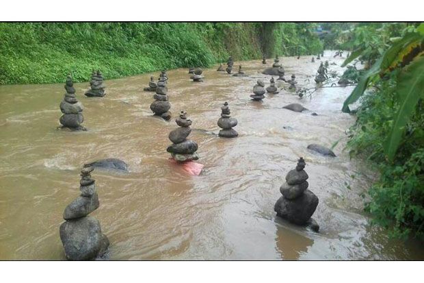 Heboh 99 Tumpukan Batu Aneh di Sungai Cidahu Sukabumi Ini Penjelasannya