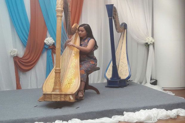 Petikan Harpa Siswa Heidi Awuy School of Harp Pukau Penonton