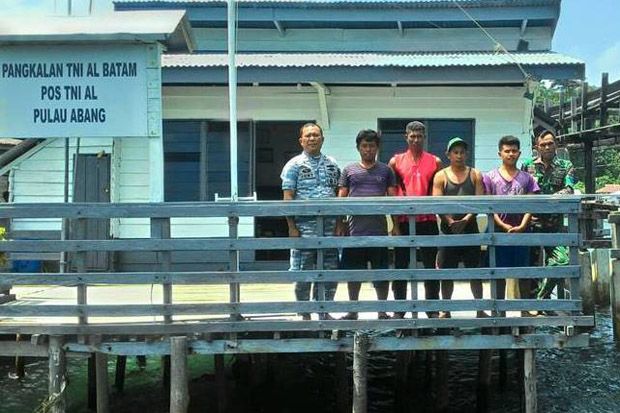 Personel TNI AL Selamatkan 4 Nelayan yang Tenggelam Dihantam Ombak