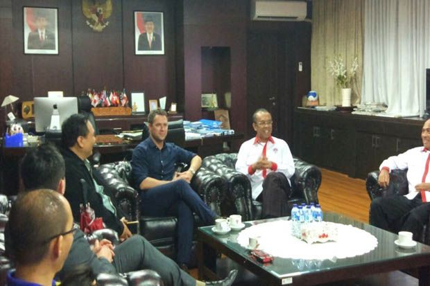 Michael Owen Kagum dengan Atmosfer Suporter Sepak Bola Indonesia