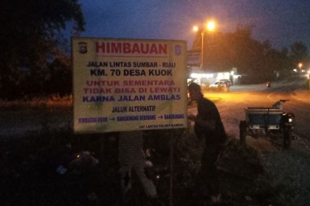 Ruas Jalan Penghubung Riau-Sumbar Ambles, Bus dan Truk Dialihkan