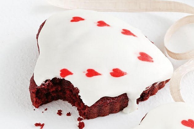 Tips Buat Kue Red Velvet Bentuk Hati di Momen Valentine