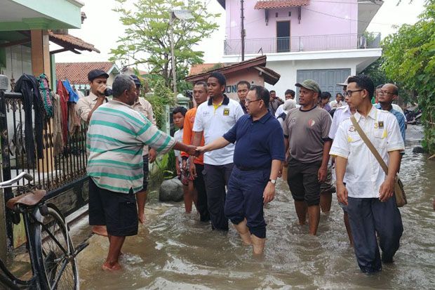 Kampanye Pertama, Sudirman Said Sambangi Korban Banjir di Tegal