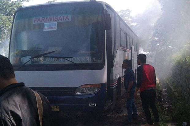 Bus Pariwisata Terbakar di Jalan Raya Ciater