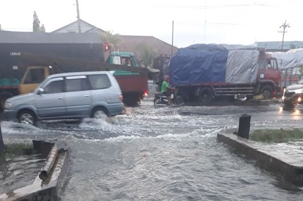 Jalur Pantura Semarang-Demak Kebanjiran, Arus Lalin Macet Parah