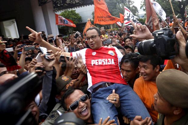 Ini Momen Saat Jakmania Sambut Anies/Sandi di Stadion GBK