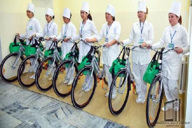 Perawat di Uzbekistan Gunakan Sepeda saat Bertugas