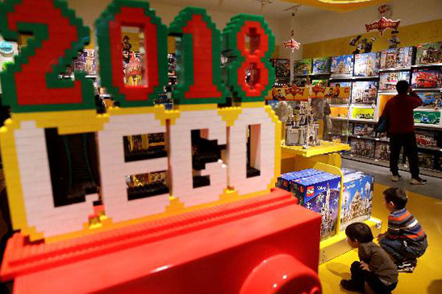 Lego Bangun Fondasi di Ruang Kelas China