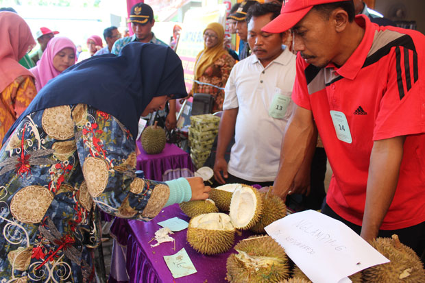 Warga Serbu Festival Durian Lokal di Blora, Jawa Tengah