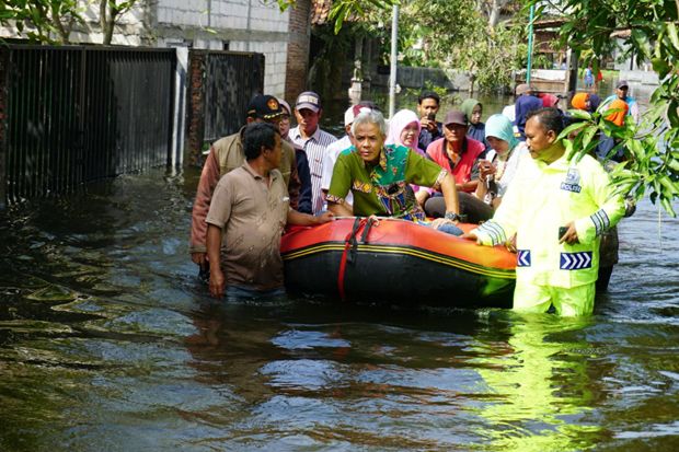 Tinjau Lokasi Banjir di Demak, Ganjar Naik Perahu Karet