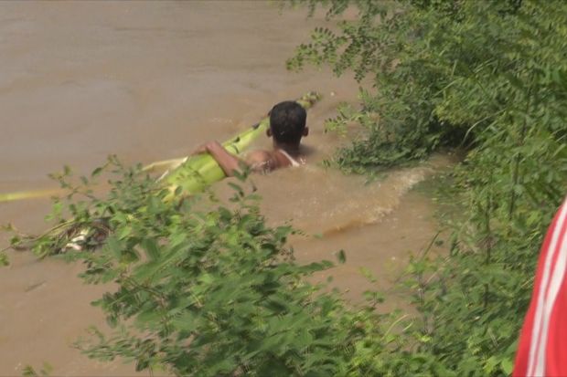 Tiga Orang Terseret Banjir di Jombang, Rico Belum Ditemukan