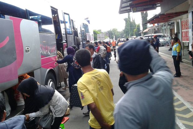 Jalur Kereta di Cirebon dan Tegal Terendam, Ratusan Penumpang Dialihkan Naik Bus