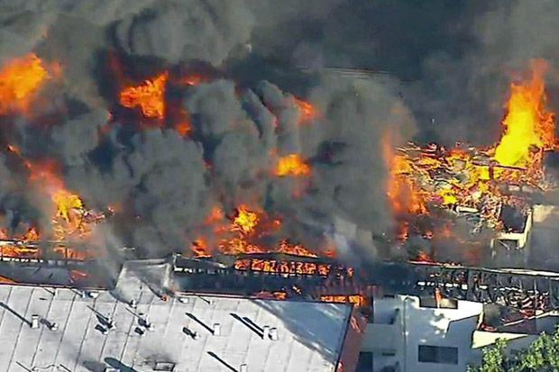 Kebakaran Hebat Landa Apartemen di Los Angeles