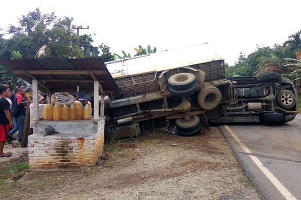 Hindari Jalan Berlubang, Mobil Boks Terbalik Setelah Hantam Minibus