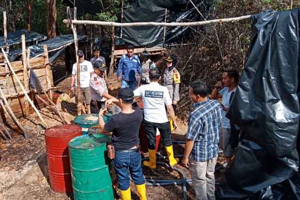 Polisi Bongkar Tempat Penyulingan Minyak Mentah Ilegal di Prabumulih