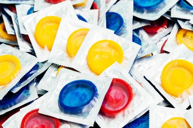 Kondom China Terlalu Kecil, Menkes Zimbabwe Diprotes Rakyat