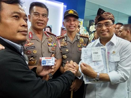 Menhub Tinjau Pembuatan SIM A Umum Bersubsidi di Bandung
