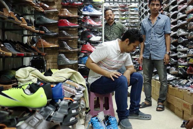 Blusukan di Pasar Sepatu, Emil Malah Ditanya Resep Jadi Doktor di Usia Muda