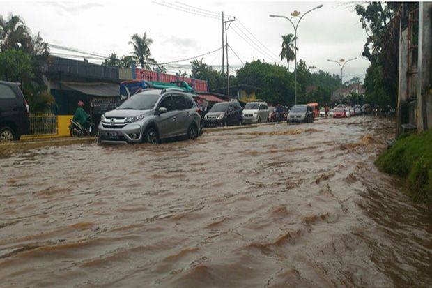 Banjir Rendam Jalan Lintas Barat Lampung