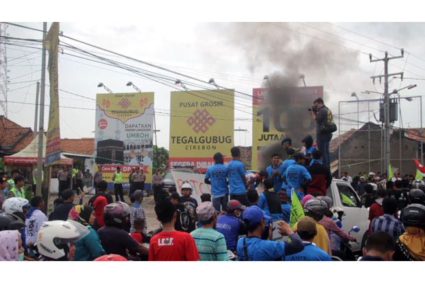 Ribuan Warga dan Pedagang Tegal Gubug Cirebon Blokade Jalur Pantura