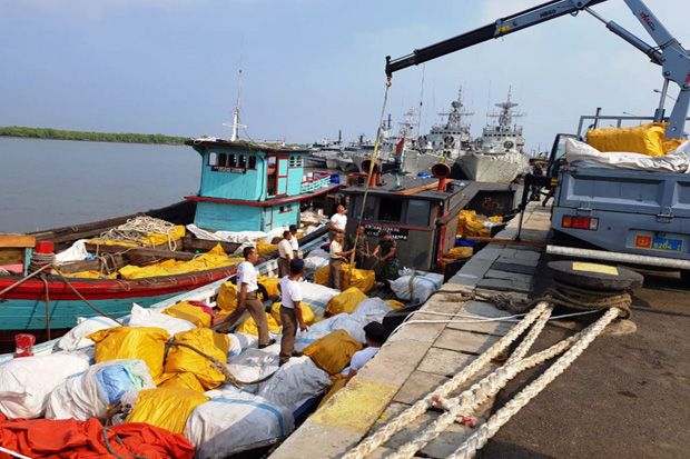 Koarmabar Tangkap Dua Kapal Bermuatan Pakaian Bekas 93,1 Ton