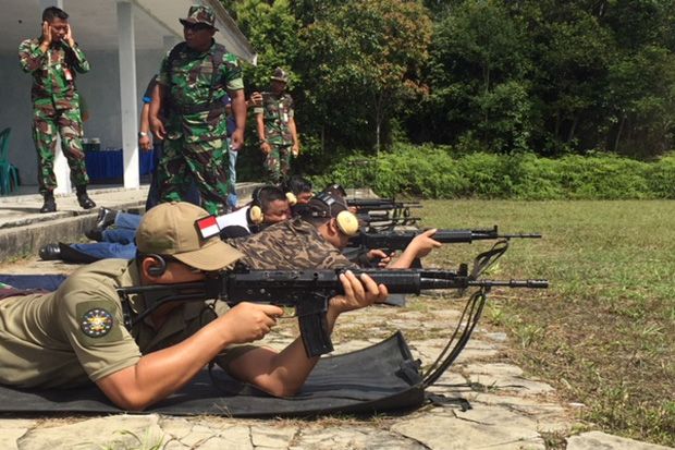 Peringati Bulan Dirgantara, Wakil Bupati Kobar Latihan Menembak di Lanud Iskandar