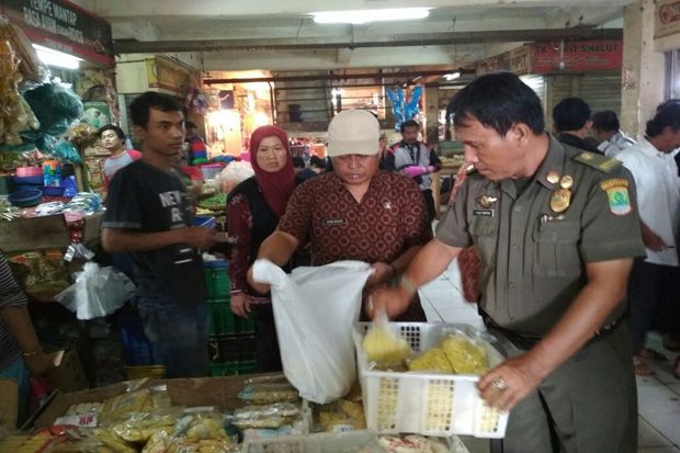 Makanan Mengandung Formalin di Pasar Cikampek Disita Tim Pengawas