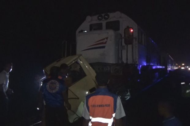 Truk Ditabrak KA Sancaka di Jombang, Sopir Dilarikan ke RS