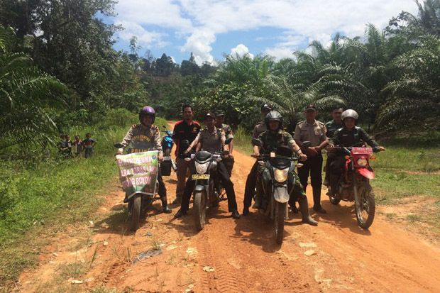 Polisi di Bonti Sanggau Kompak Berpatroli Cegah Karhutla Bersama TNI