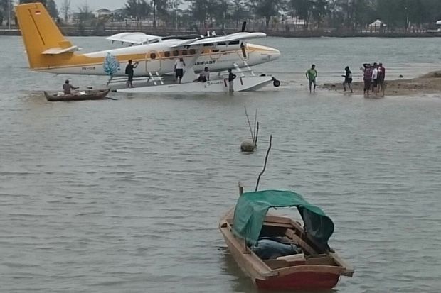 Alami Kerusakan Ban, Pesawat Amfibi Mendarat Darurat di Laut