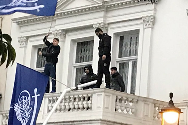 Panjat Balkon Kedutaan, Sekelompok Orang Turunkan Bendera Iran