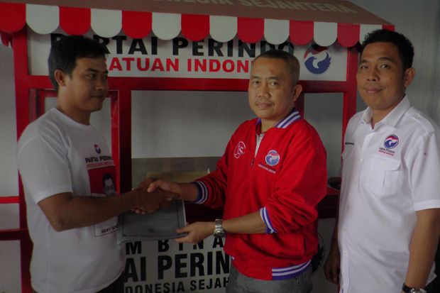 Pedagang Kaki Lima di Lampung Timur Terima Bantuan Gerobak Perindo