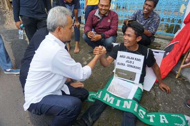Minta Stadion Sepak Bola, Pemuda Blora Jalan Kaki ke Semarang Temui Ganjar