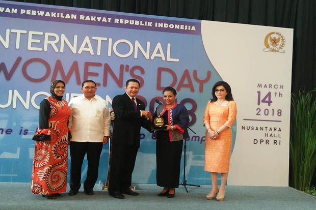 Mantap! Bupati Tabanan Raih Penghargaan Internasional Womens Day
