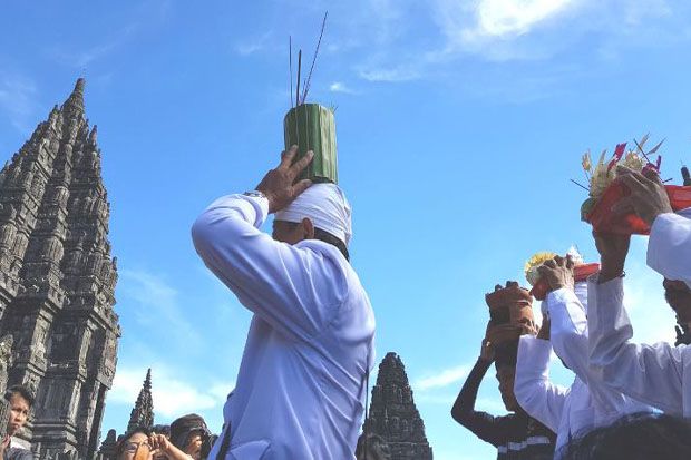 Ribuan Umat Hindu Ikuti Tawur Agung Kesanga di Prambanan